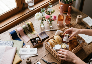 Renda extra com montagem de cestas de café da manhã e presentes personalizados
